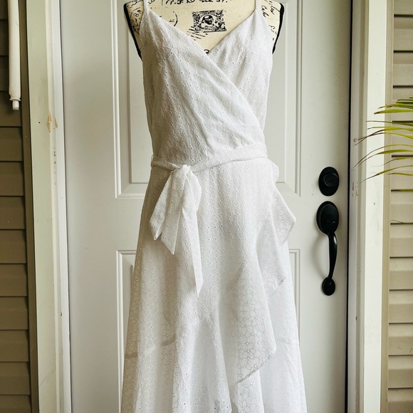 WHBM $100 Elegent  White Sleeveless Eyelet Wrap Dress - Picture 9 of 9